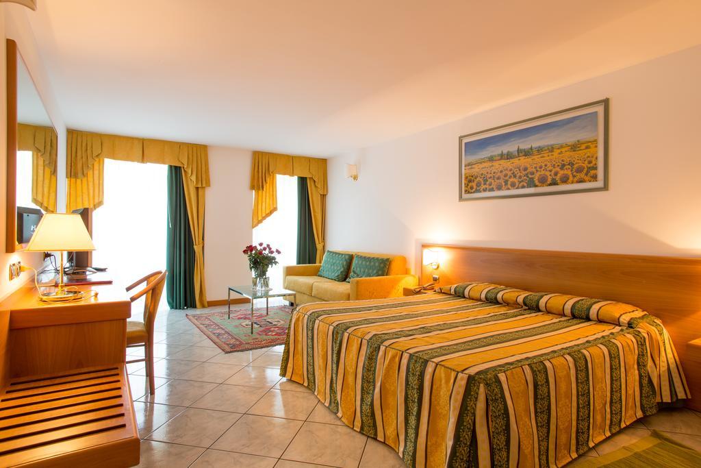 Hotel Capri Bardolino 3S Værelse billede